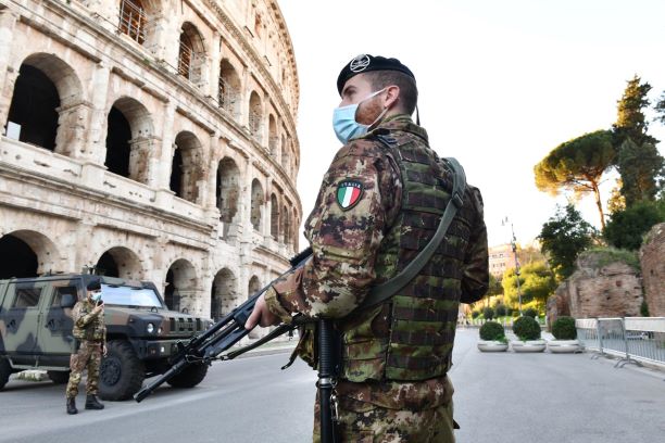 militari dell'Esercito Italiano di guardia al Colosseo a Roma