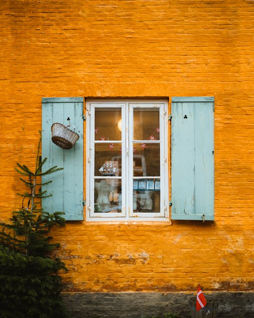 finestra in muro giallo Christiansfeld