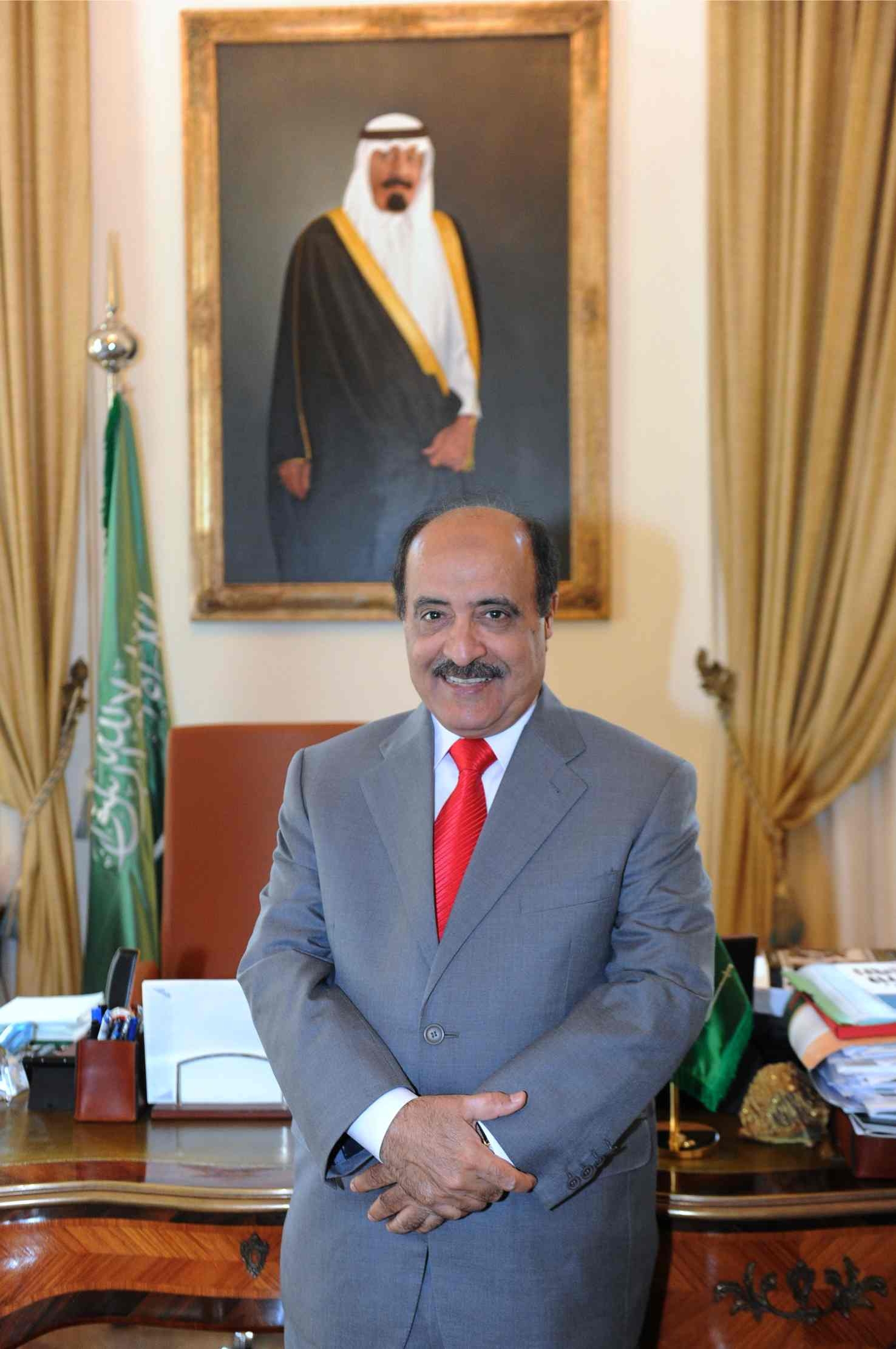 L’Ambasciatore Saleh Mohammad Al Ghamdi dinanzi al ritratto del Custode delle Due Sacre Moschee Re Abdullah Bin Abdulaziz